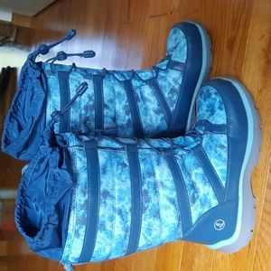 Girls size 4 snow boots